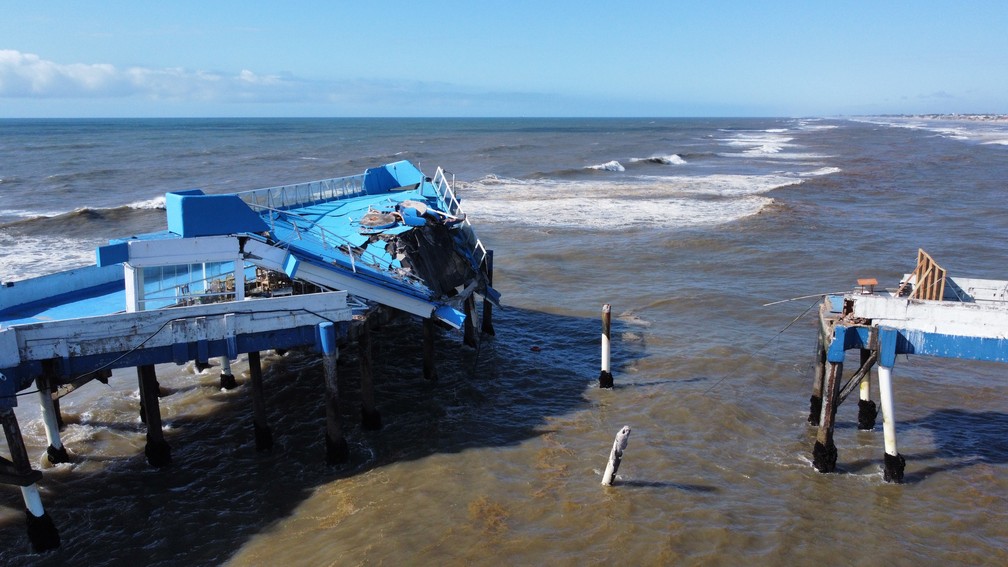 Plataforma de Atlântida, em Xangri-Lá, amanheceu destruída neste domingo (15) — Foto: David Castro/Divulgação