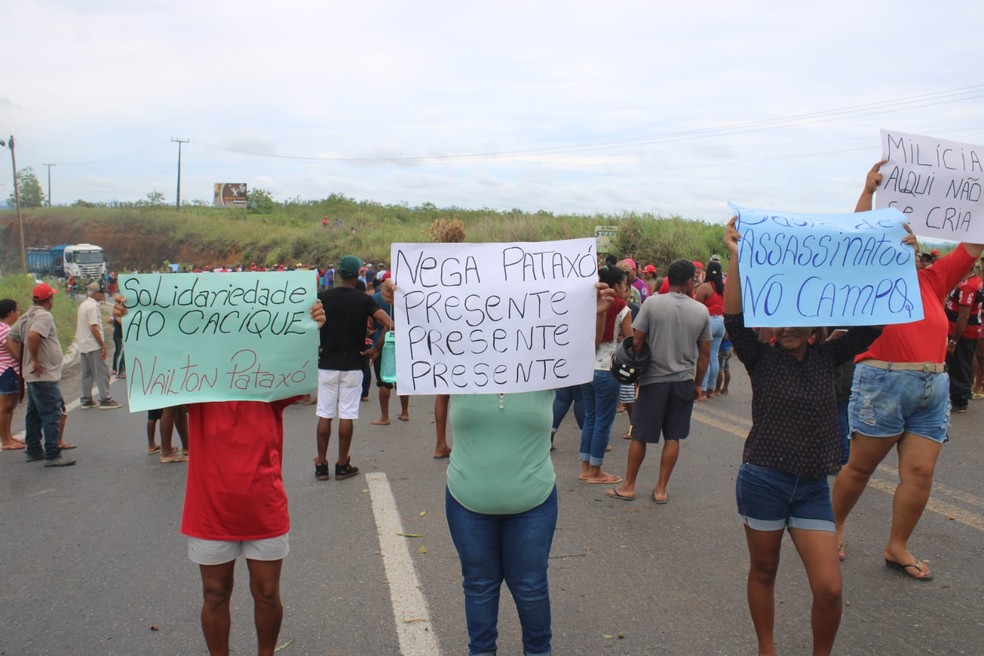 Grupo interdita trecho da BR-101 em protesto contra a morte de indígena no sudoeste da BA — Foto: Reprodução/redes sociais