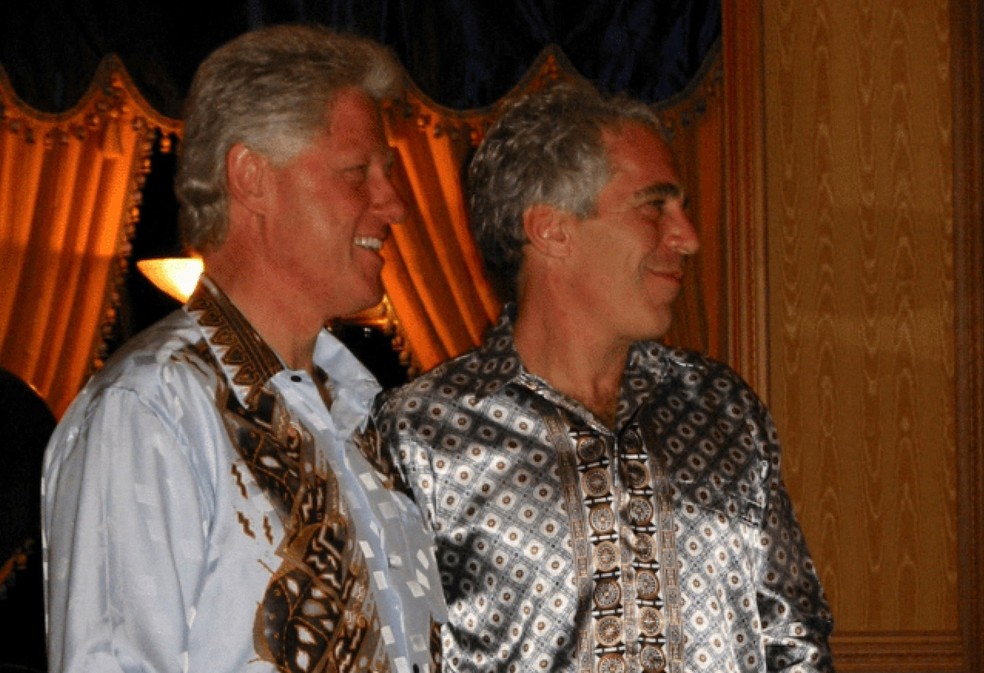 Ex-presidente dos EUA Bill Clinton ao lado de Jeffrey Epstein. — Foto: Reuters