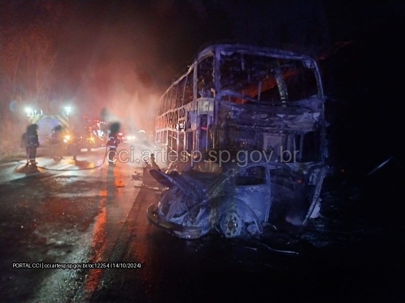 Motorista e passageiro de Fusca morrem após veículo pegar fogo em batida com ônibus no interior de SP