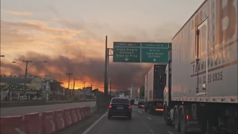 Coluna de fumaça na altura da Cidade Alta, na Zona Norte do Rio — Foto: Reprodução/ TV Globo