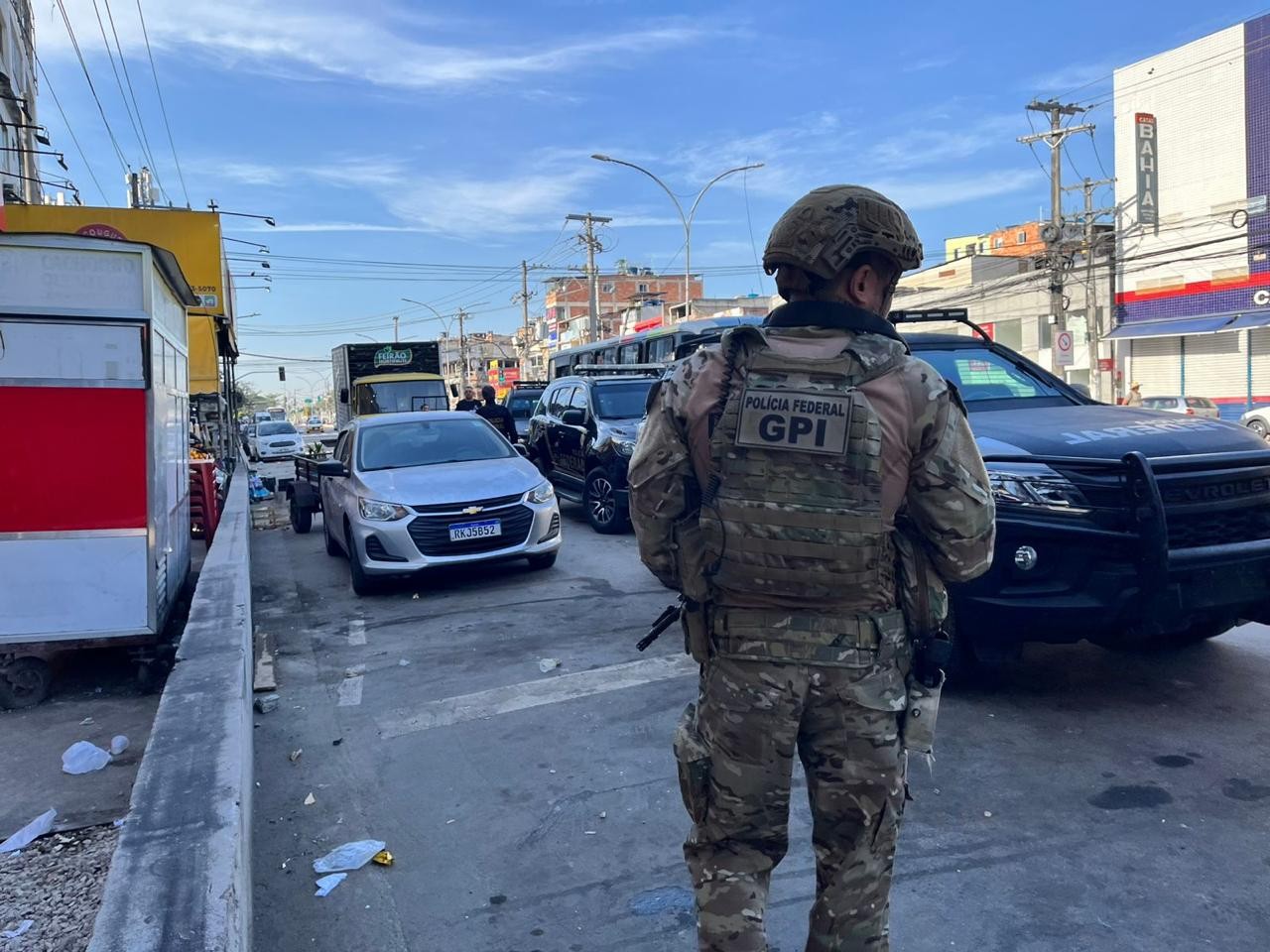 PF apreende fuzis e encontra fábrica clandestina para fabricar armas em Rio das Pedras