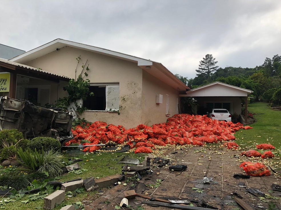 Duas pessoas morrem no desabamento de casa em Santa Maria do Herval – Rádio  Guaíba