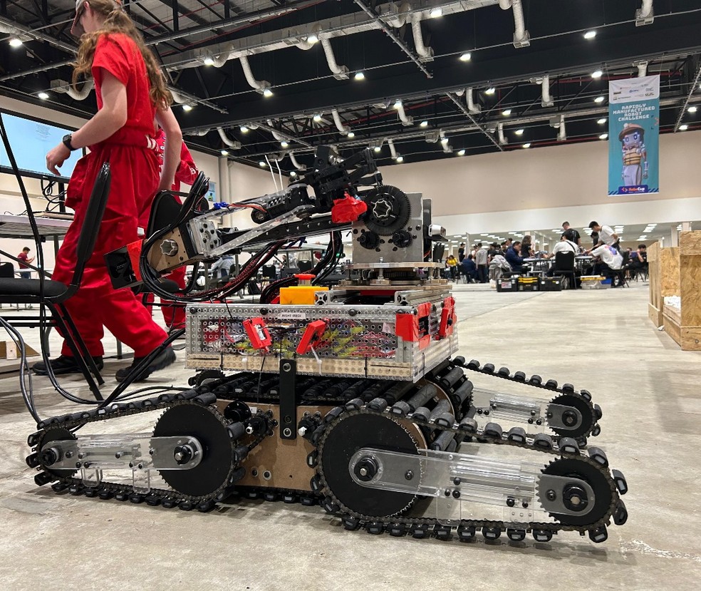 Robô exibido na RoboCup, em Salvador, é usado em simulação de resgate — Foto: Mateus Xavier
