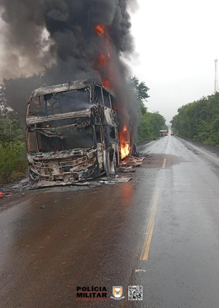 Ônibus fica completamente destruído após incêndio na MGC-122, entre Janaúba e Capitão Enéas