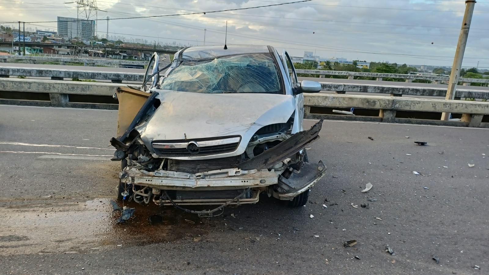 Motorista de carro morre após bater em caminhão no viaduto da BR-232, no Recife