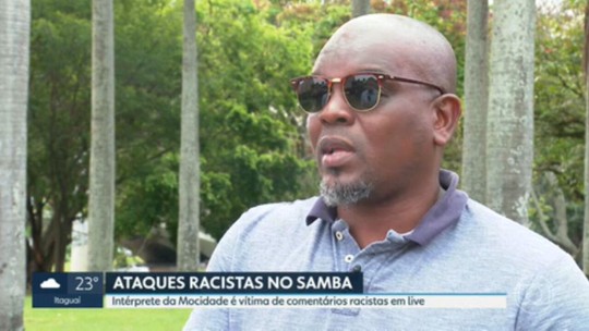 Intérprete da Mocidade recebe ataques racistas na final do samba-enredo: ‘Sentimento de impotência. Estava trabalhando’ - Programa: RJ2 