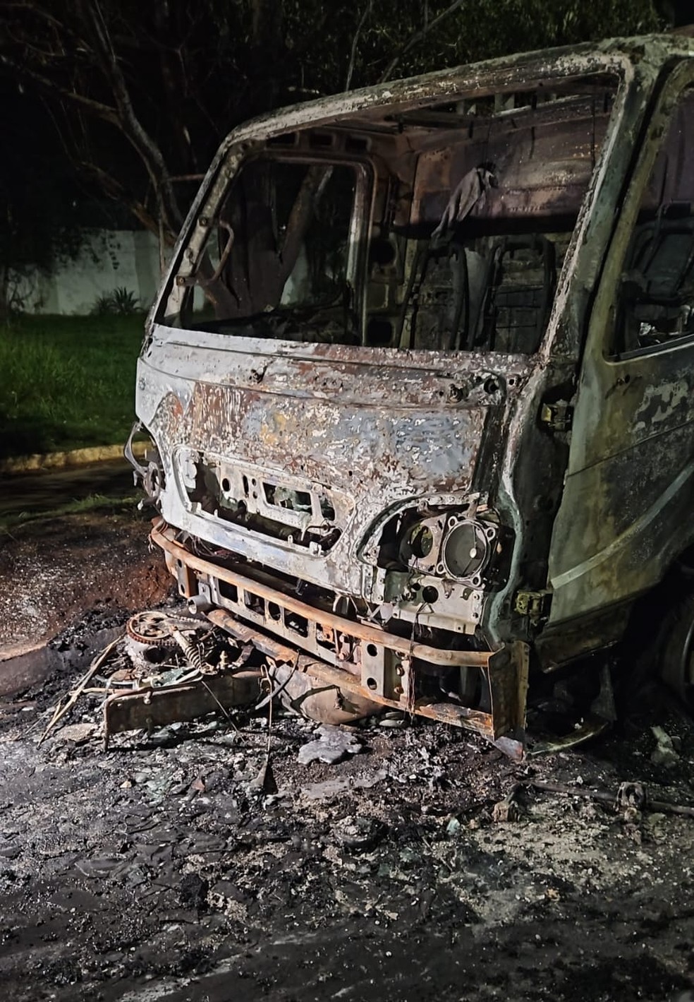A equipe de CBM combateu as chamas até a extinção do incêndio, o caminhão teve danos na cabine — Foto: Reprodução