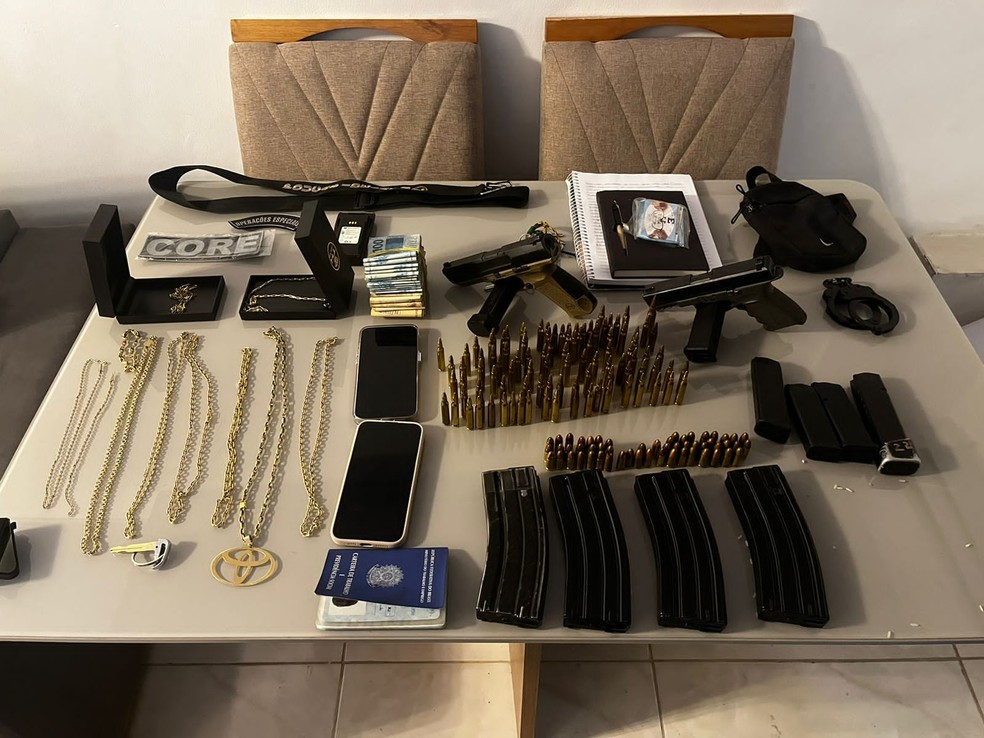 Armas, dinheiro e itens de tropas especiais das polícias foram apreendidos — Foto: Reprodução