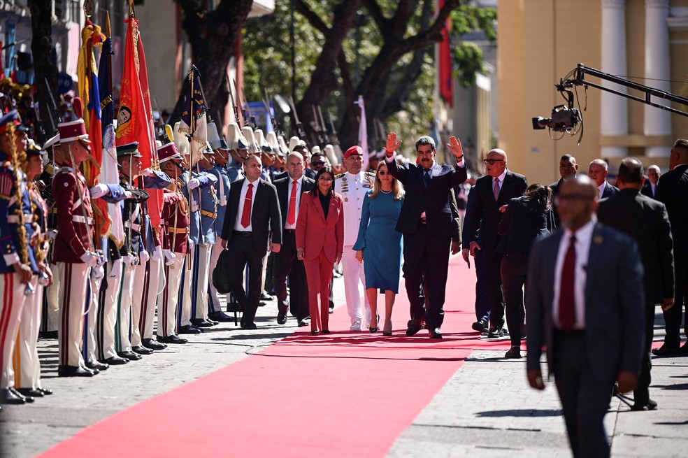 Maduro chega à Assembleia Nacional para a posse — Foto: Gaby Oraa/Reuters
