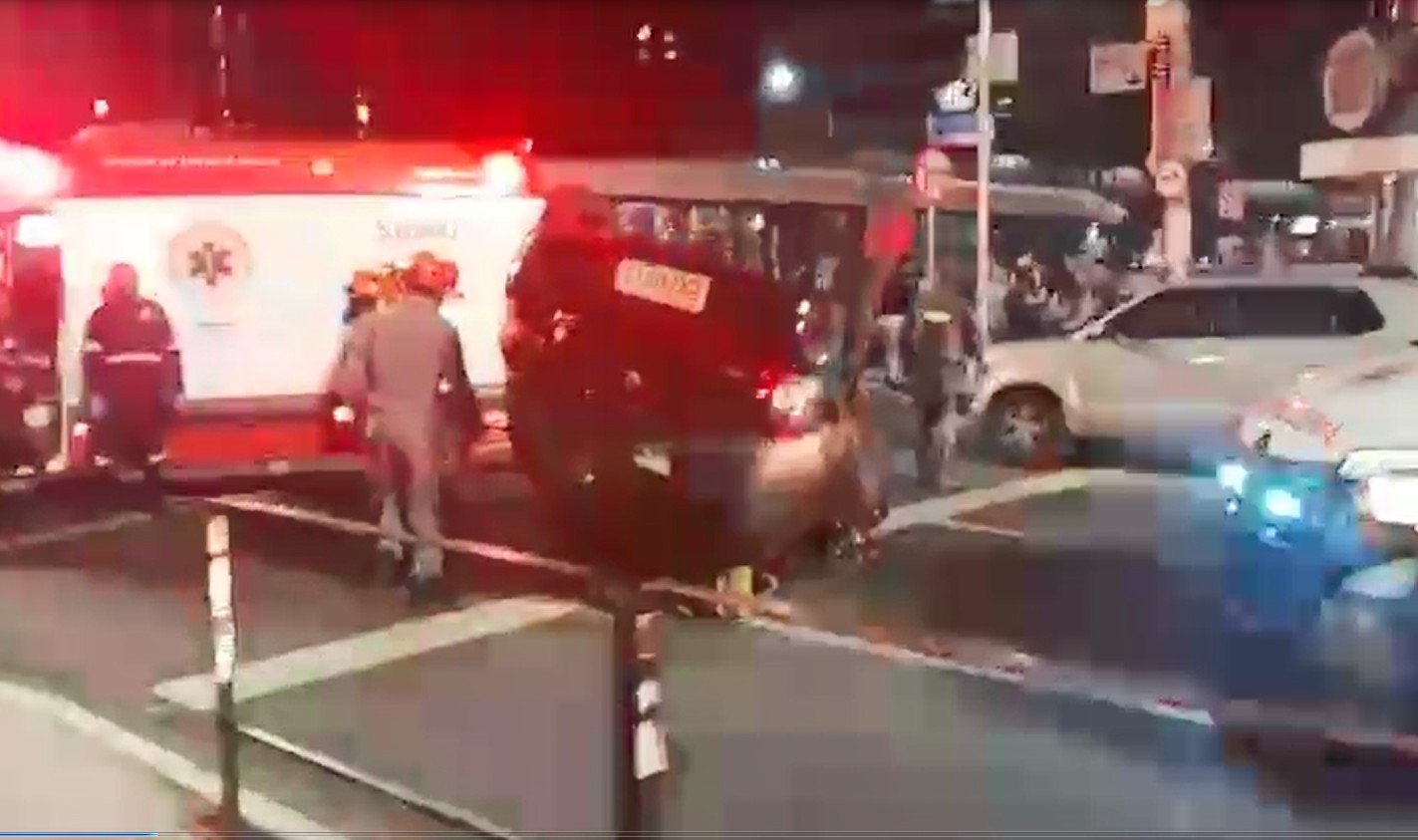 VÍDEO: Carro de passeio capota em plena Avenida Paulista na noite desta sexta-feira