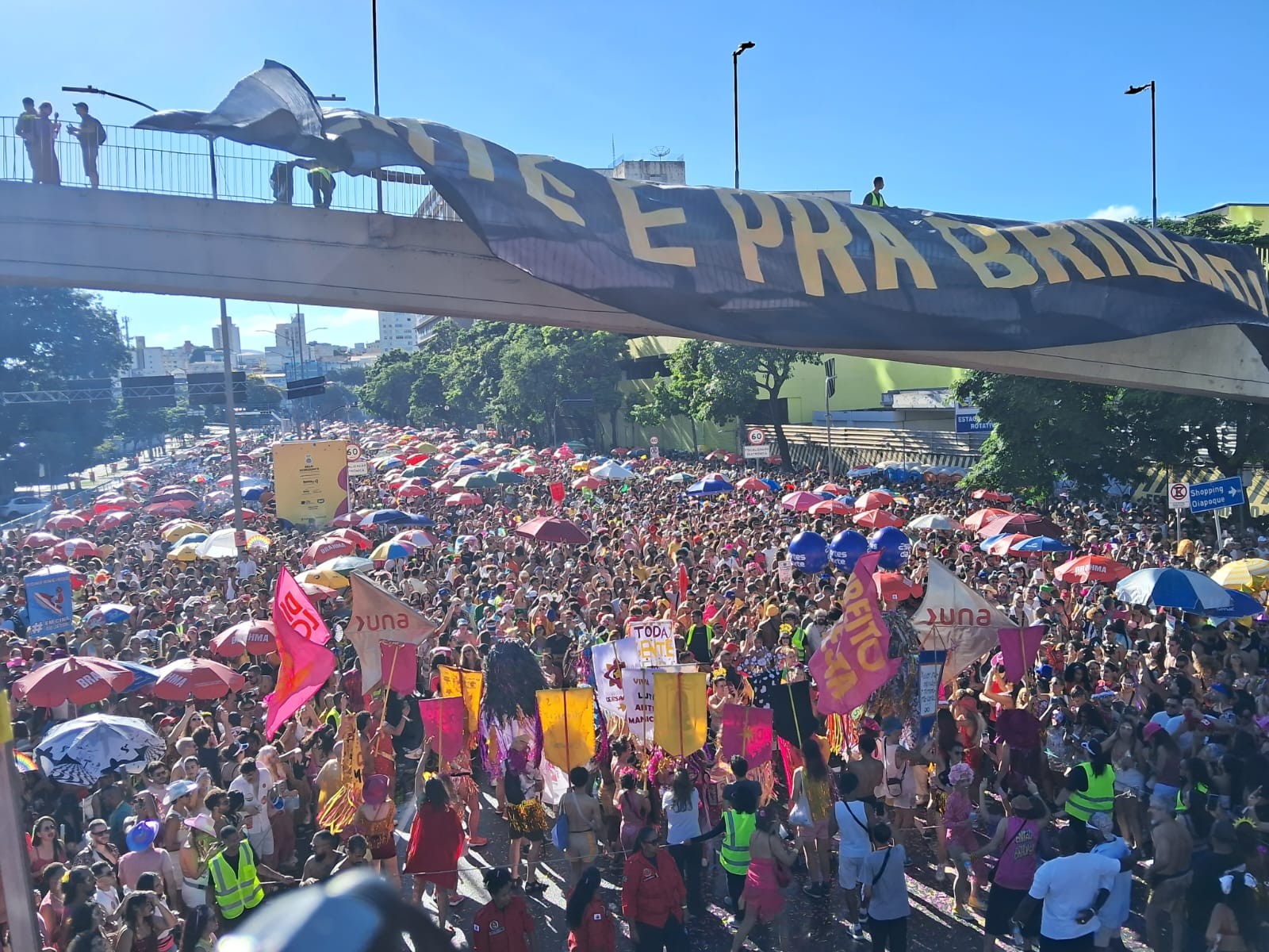 'Então, Brilha!' abre oficialmente o carnaval de BH antes do sol nascer