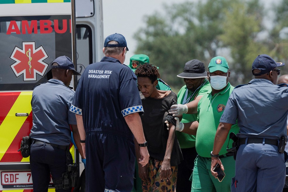 Um mineiro resgatado é auxiliado por autoridades médicas após ser resgatado de mina na África do Sul — Foto: REUTERS/Ihsaan Haffejee