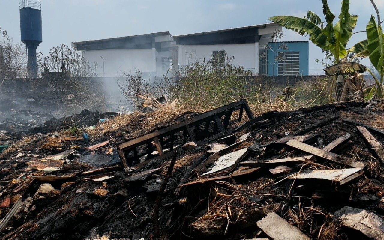 Incêndio em vegetação suspende atendimento em unidade de saúde em Manaus
