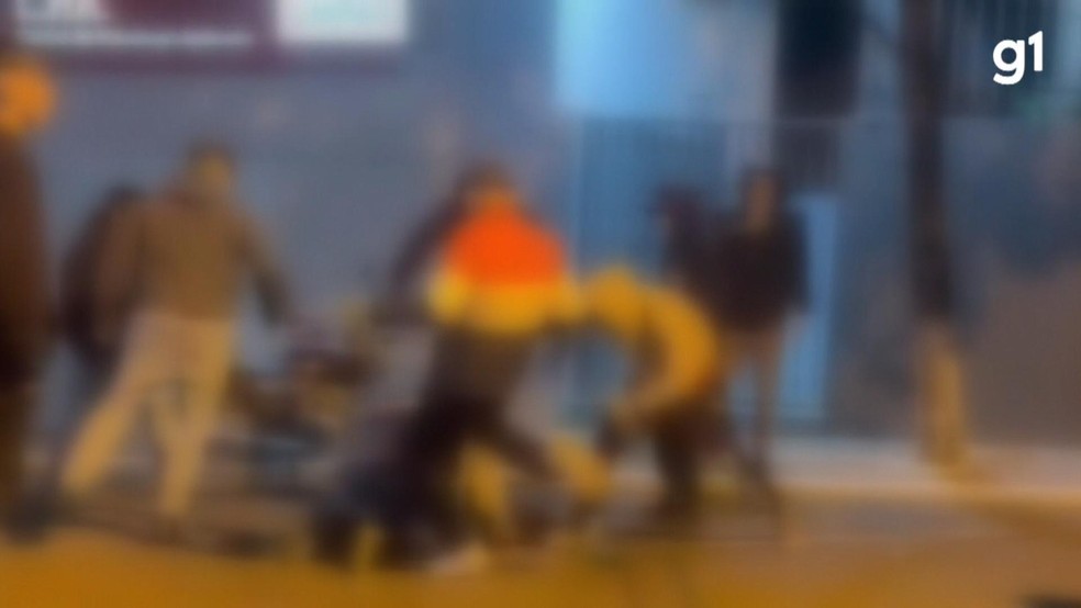 Jovem é espancado por 15 pessoas em Francisco Beltrão (PR) — Foto: Divulgação