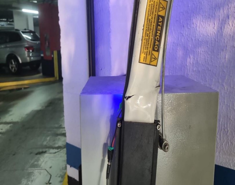 Na fuga, o policial civil quebrou uma cancela do edifício — Foto: g1 Rio