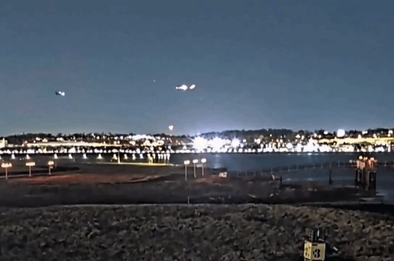 Novo VÍDEO mostra colisão frontal entre avião e helicóptero em Washington, nos EUA 