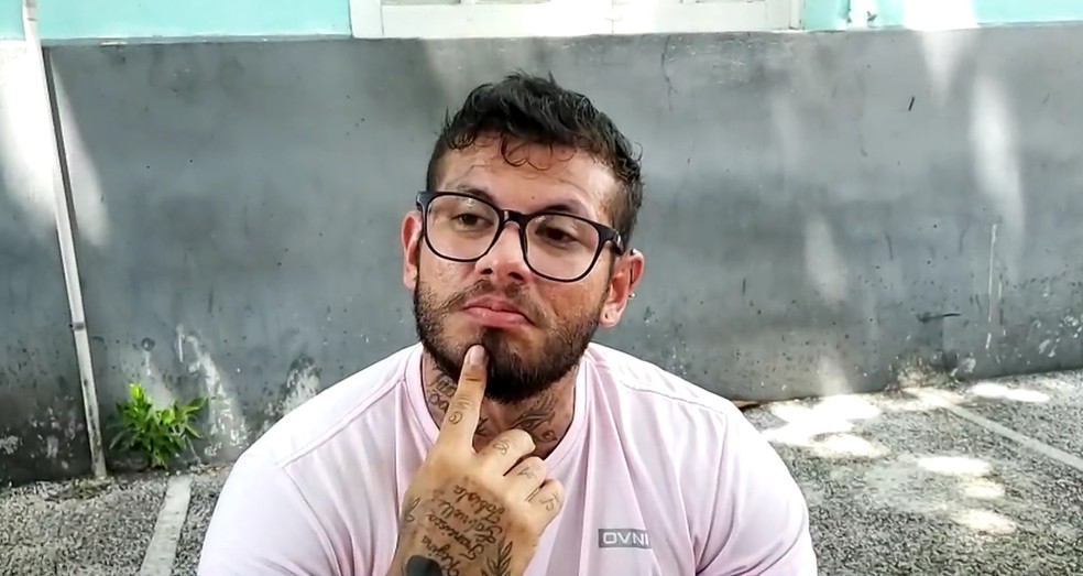 Fábio Lagoa, companheiro de turista que morreu em Pipa, aguarda liberação do corpo na frente do Itep em Natal — Foto: Inter TV Cabugi/Reprodução