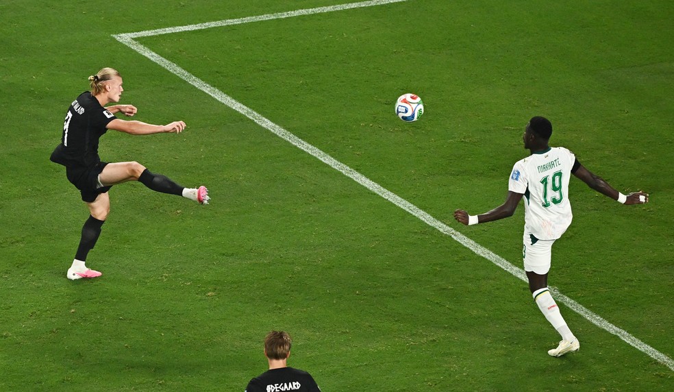 Erling Haaland, da Noruega, marca o terceiro gol da equipe contra o Senegal. — Foto: Dylan Martinez / Reuters