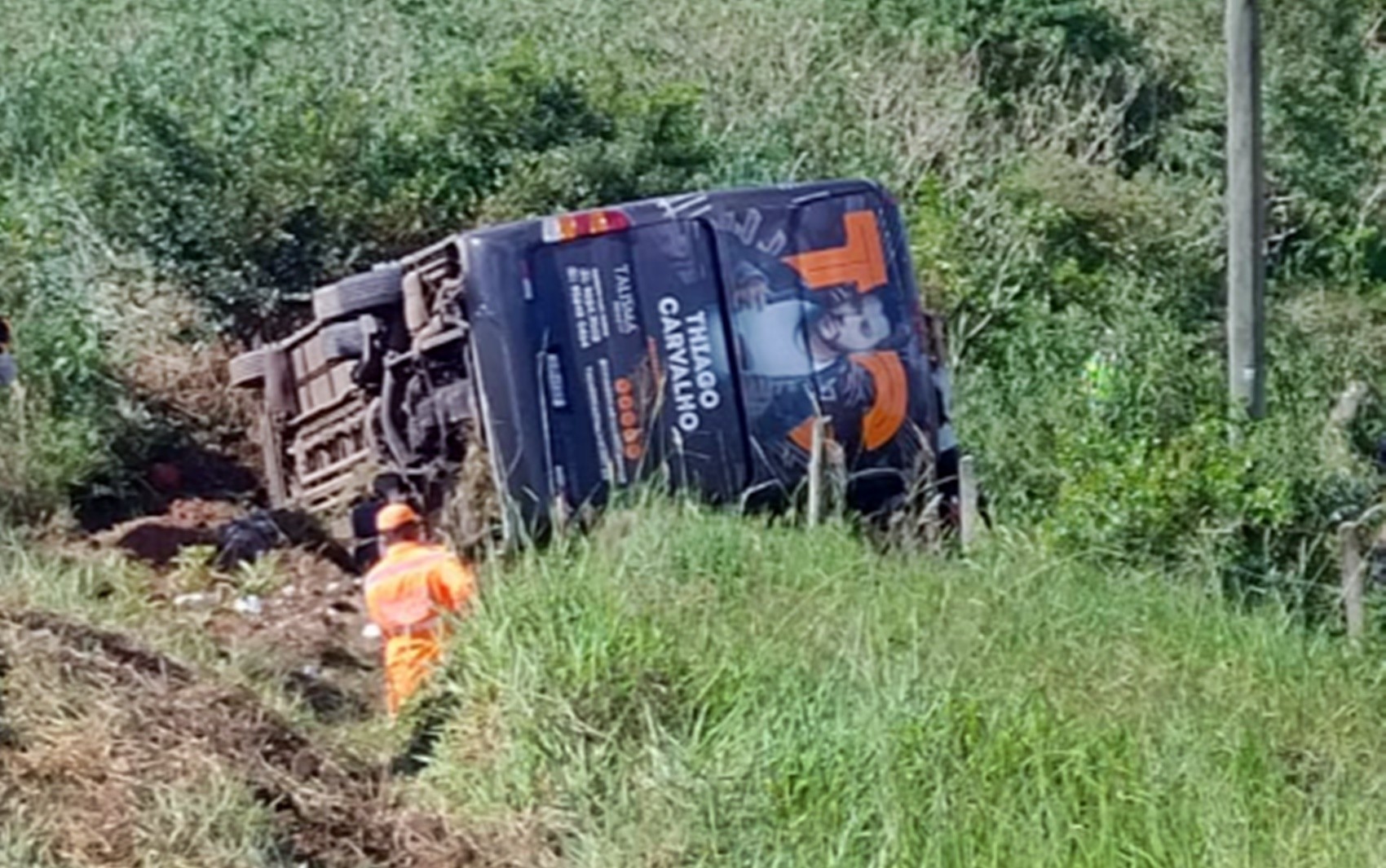 Ônibus do cantor sertanejo Thiago Carvalho é retirado após acidente na Fernão Dias, em MG