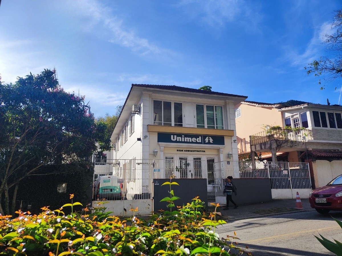 Mulher invade Unimed Petrópolis e usa celular furtado para aplicar golpes via PIX