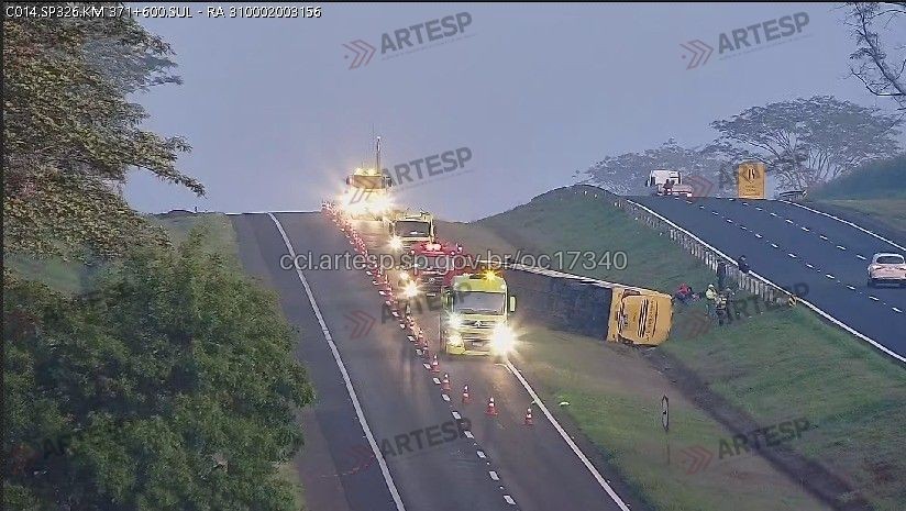 Ônibus de viagem com 38 pessoas tomba e deixa 13 feridos em rodovia no interior de SP