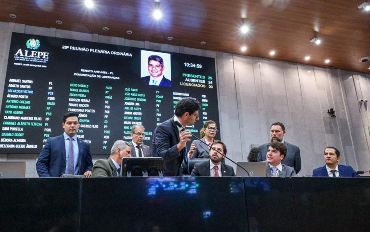 Tentativa de aprovação da Lei Orçamentária tem bate-boca e deputado 'arrancando' microfone de outro; VÍDEO