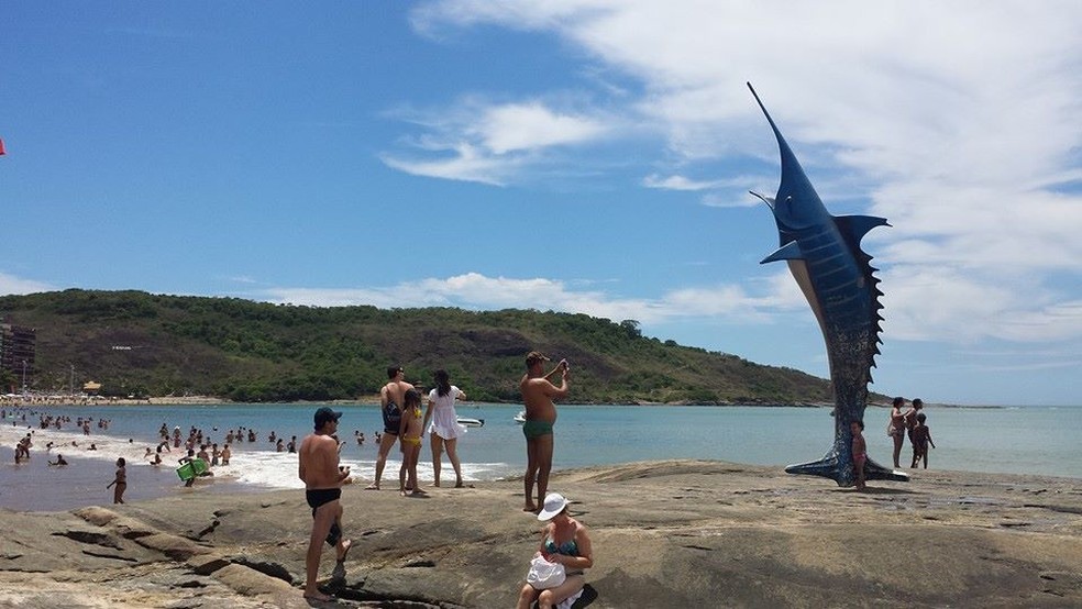 Estátua de marlim-azul na Praia do Morro, Guarapari, Espírito Santo — Foto: Reprodução/Redes sociais