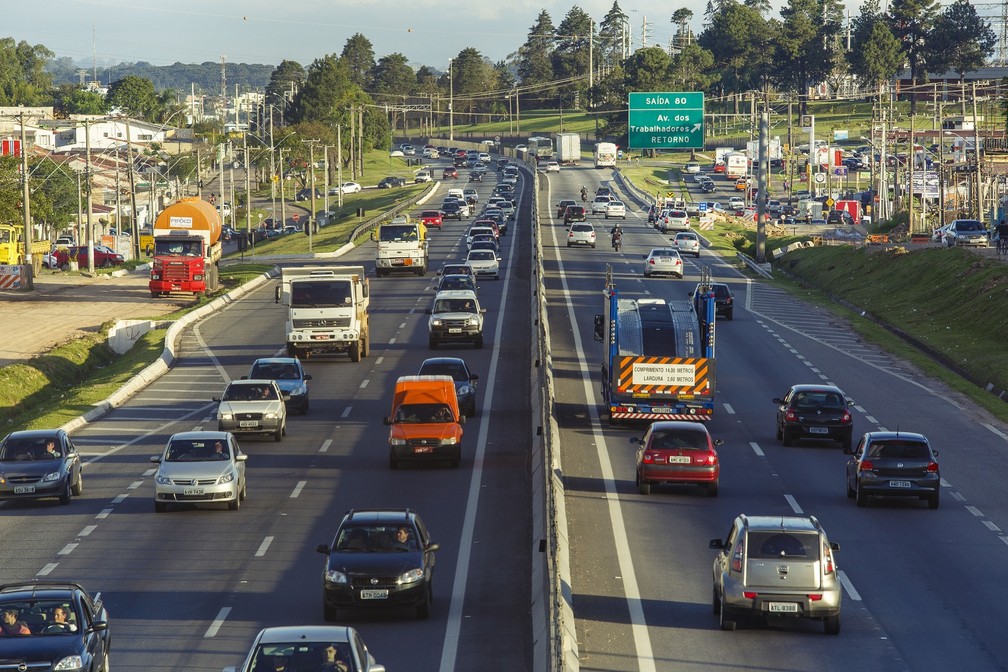 Domingo de sol tem movimento intenso na BR-277 em direção ao Litoral do Paraná