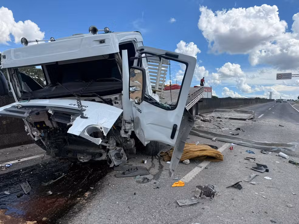 Caminhão bateu em barreira na SP-304 — Foto: Victor Taker/CNX