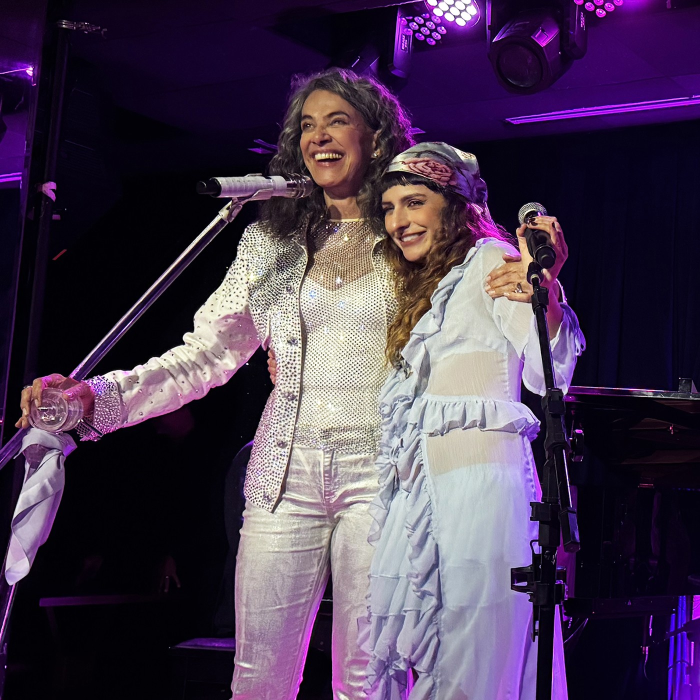 Duda Brack se irmana com Simone no Rio em show feliz de vozes, violões e harmonização de universos musicais 