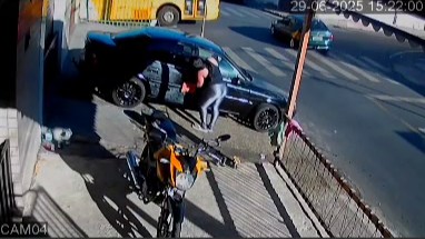 Vídeo mostra batida entre ônibus e carro que matou idosa de 95 anos