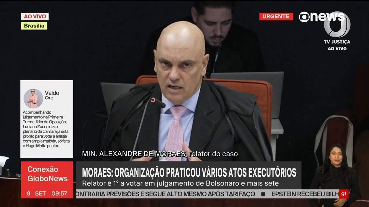 Ao votar mérito, Moraes apresenta slides que mostram Bolsonaro com líder de organização criminosa