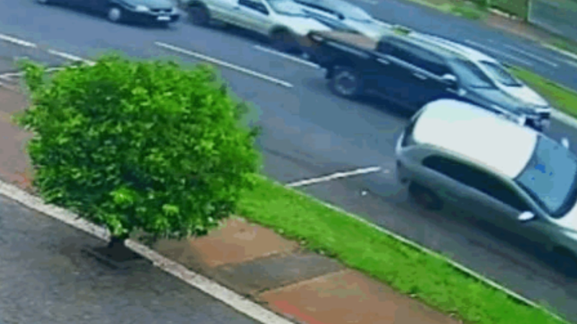 Motorista não percebe trânsito parado, bate em outro carro e capota na Rondon Pacheco, em Uberlândia