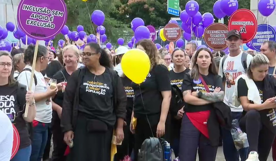 Profissionais da educação municipal iniciam greve em Curitiba; secretário diz que 95% das escolas seguem atendendo