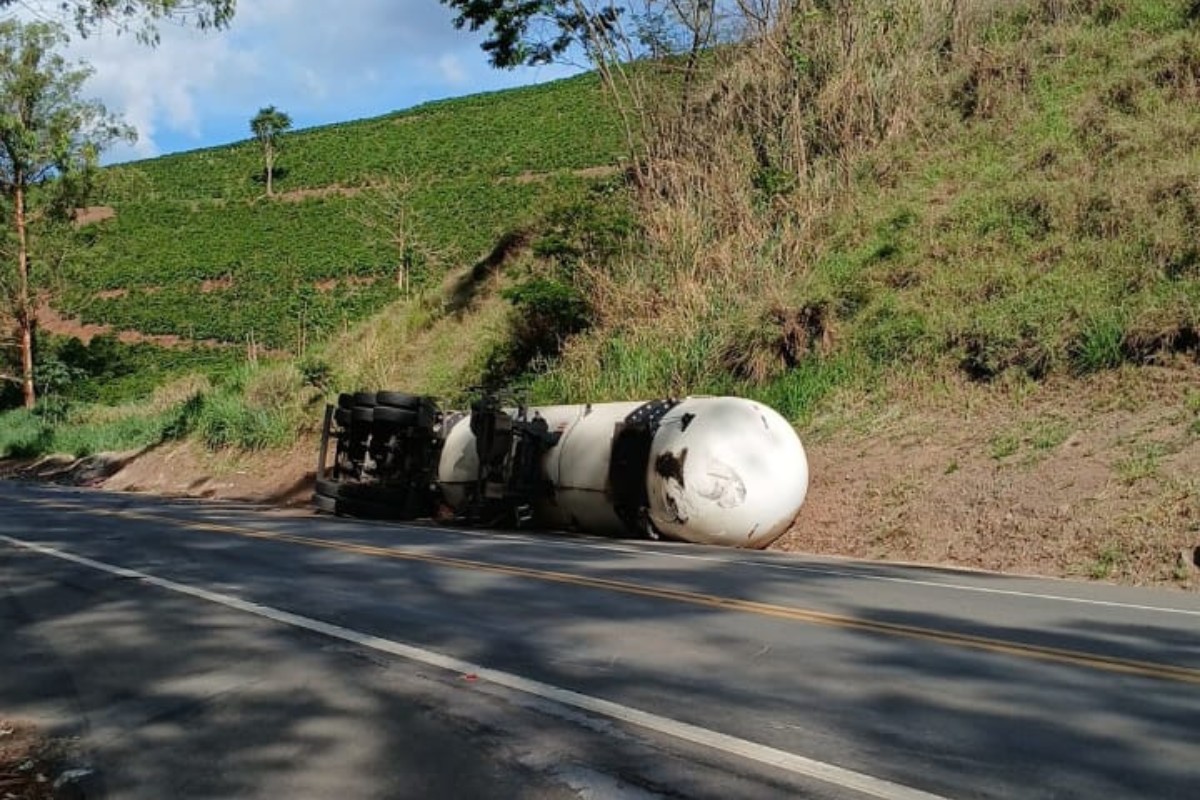 Carreta carregada de GLP tomba e interdita trecho da BR-116