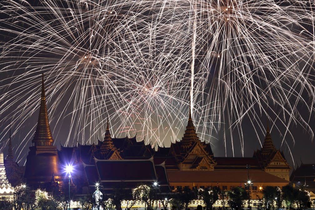Fogos de artifício vistos sobre o Grand Palace, em Bangkok, na Tailândia, durante a celebração do ano novo. — Foto: Athit Perawongmetha/ Reuters