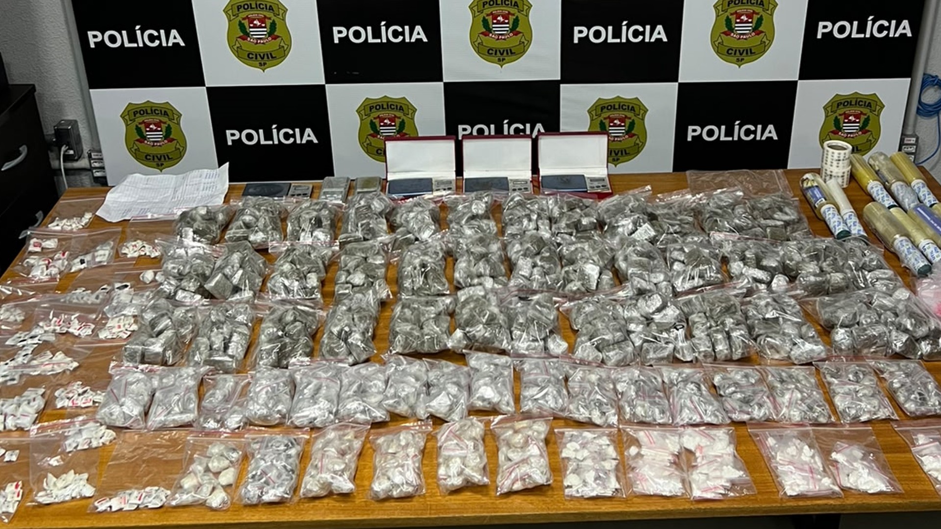 Polícia apreende quase 1,2 mil porções de drogas e prende suspeito em Catanduva