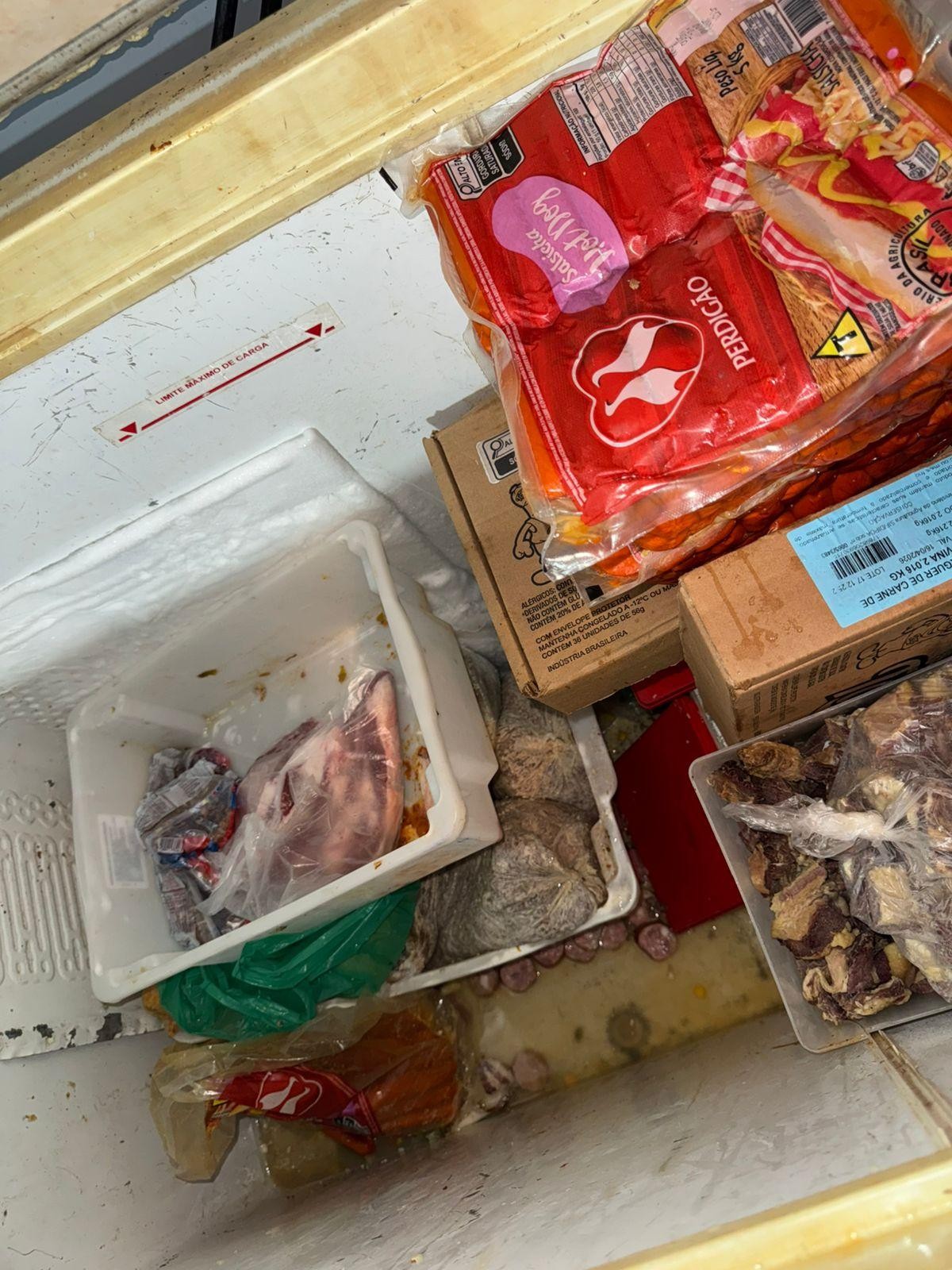 Trailer com 20 kg de alimentos impróprios para consumo é interditado em Maceió