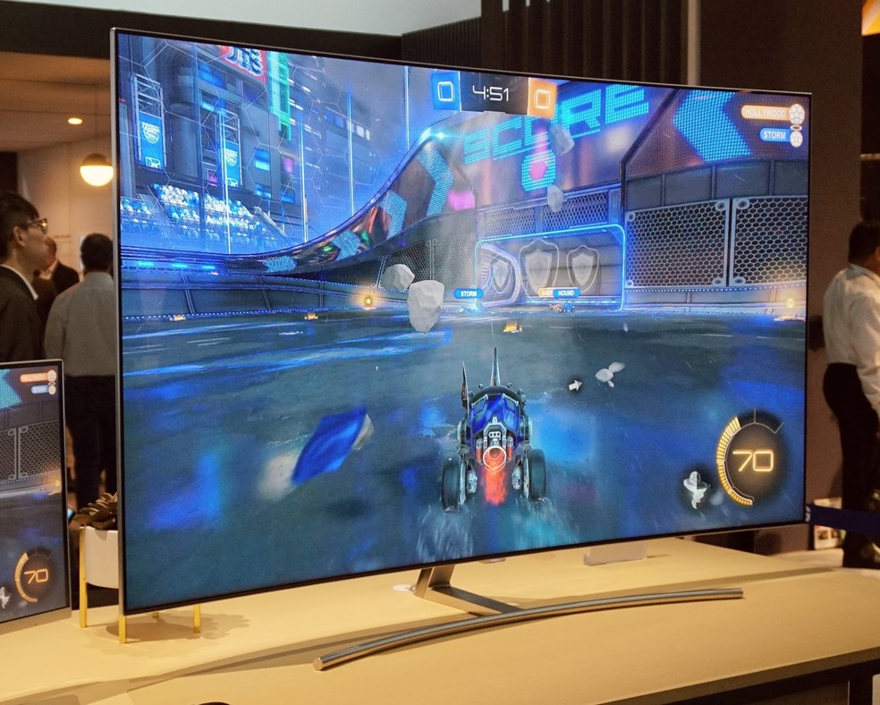 TV de tela curva demonstrada na CES 2017, em Las Vegas — Foto: Henrique Martin/arquivo pessoal