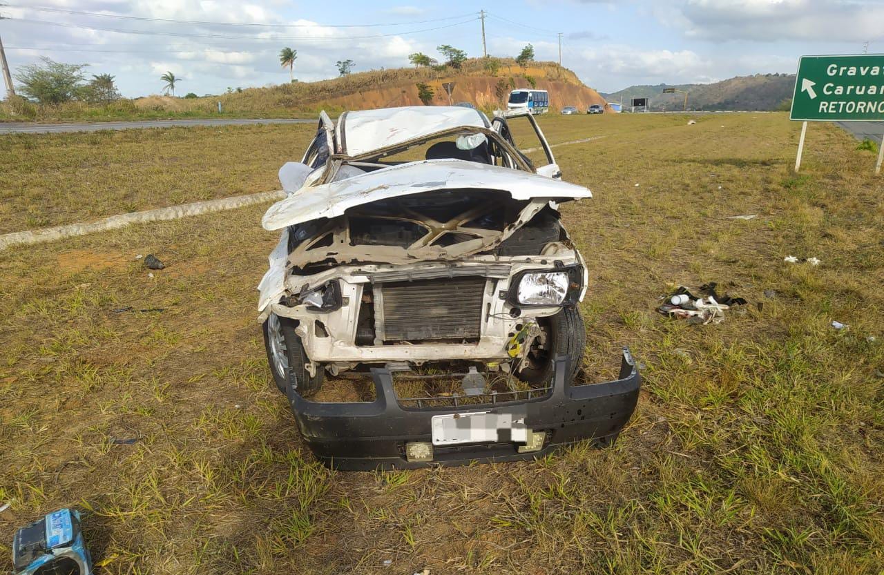 Idoso morre e quatro pessoas ficam feridas após carro capotar na BR-232