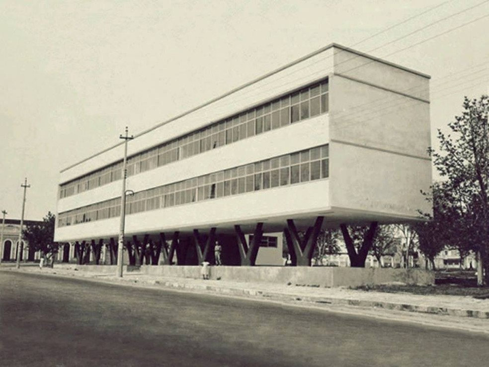 Prédio da COHAB, na Praça da Saudade. — Foto: Reprodução/Manaus de Antigamente