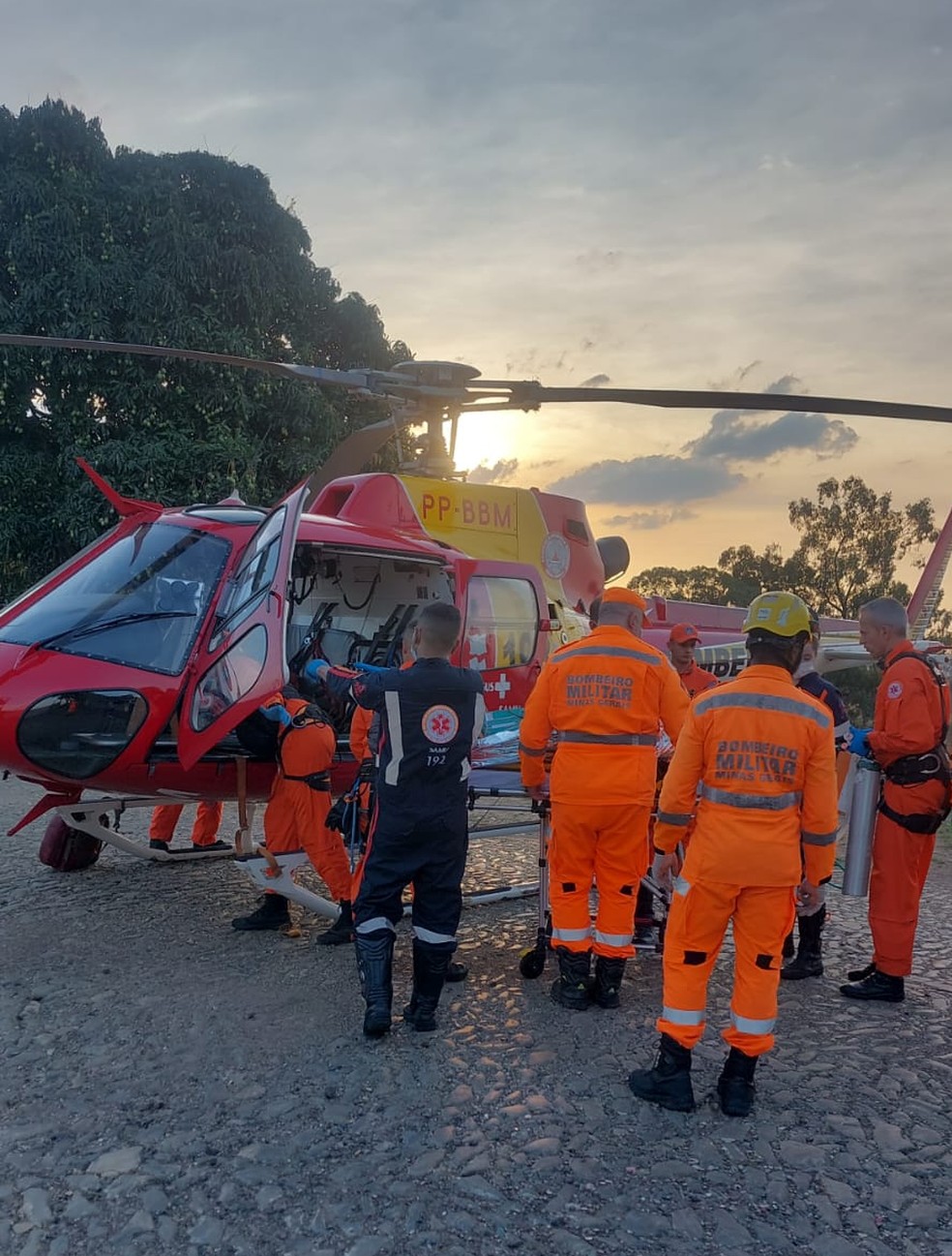 Um dos feridos foi levado de helicóptero ao hospital — Foto: Corpo de Bombeiros/Divulgação