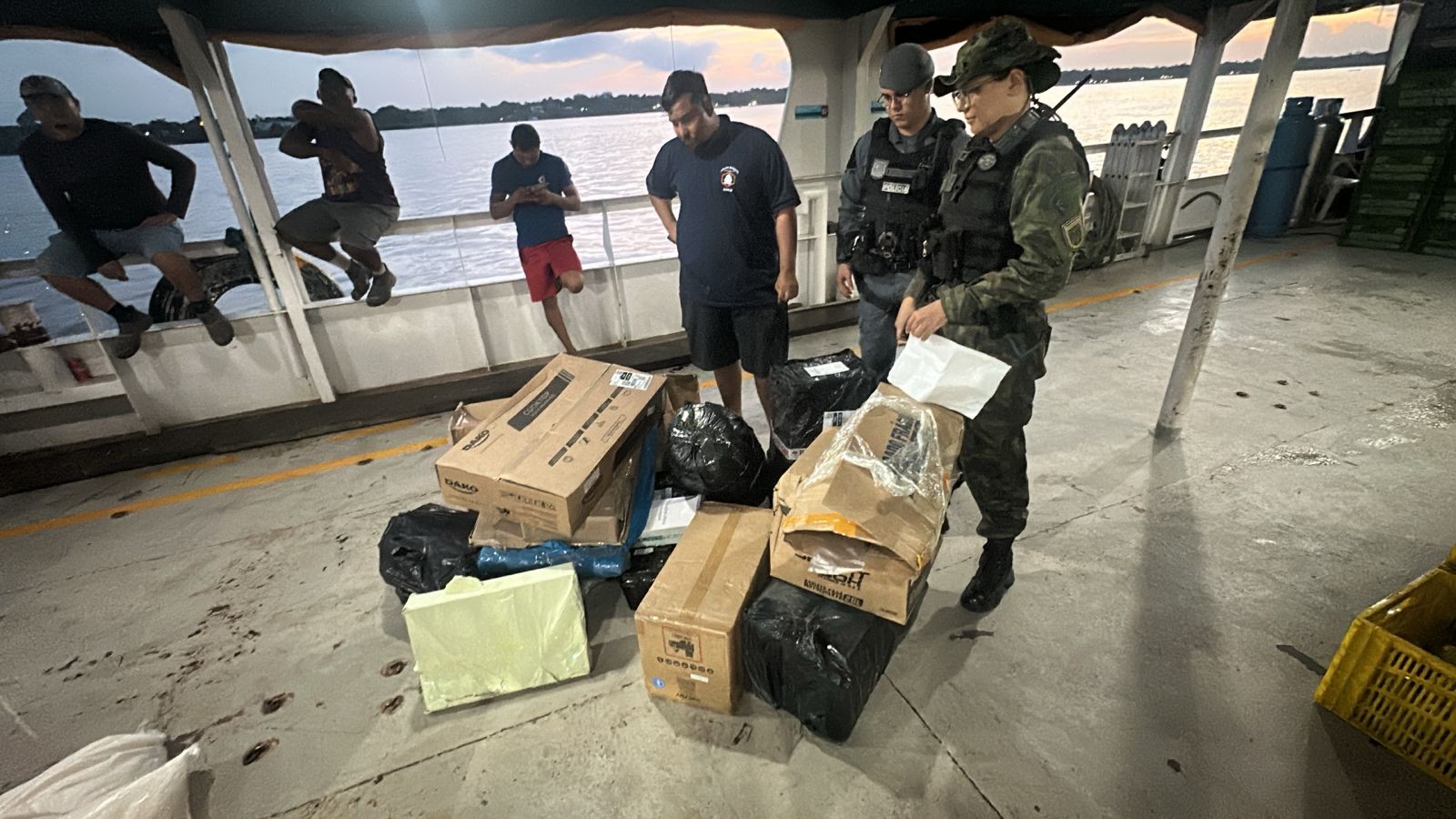 Batalhão ambiental apreende carga irregular de fogos de artifício em porto do Amapá