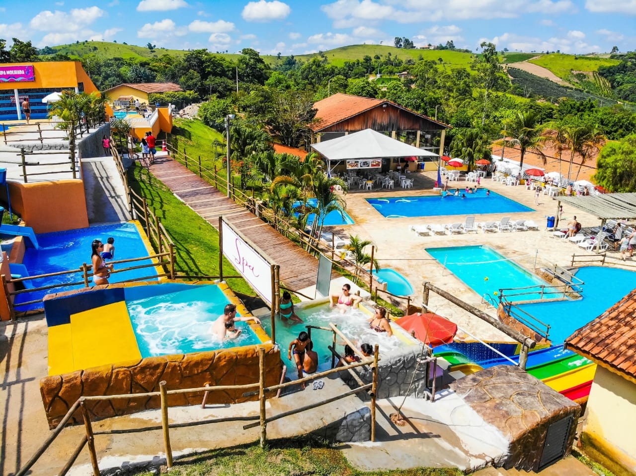 Como é passar um fim de semana em um parque aquático com hospedagem?