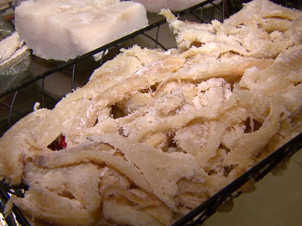 Preparo do peixe é chamado de salga — Foto: Reprodução/EPTV