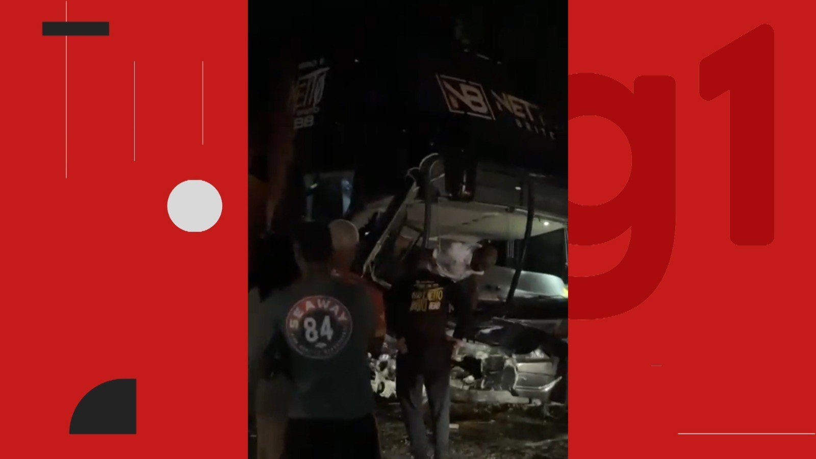 Quatro pessoas morrem após batida entre ônibus que levava banda do cantor Netto Brito e carro na Bahia