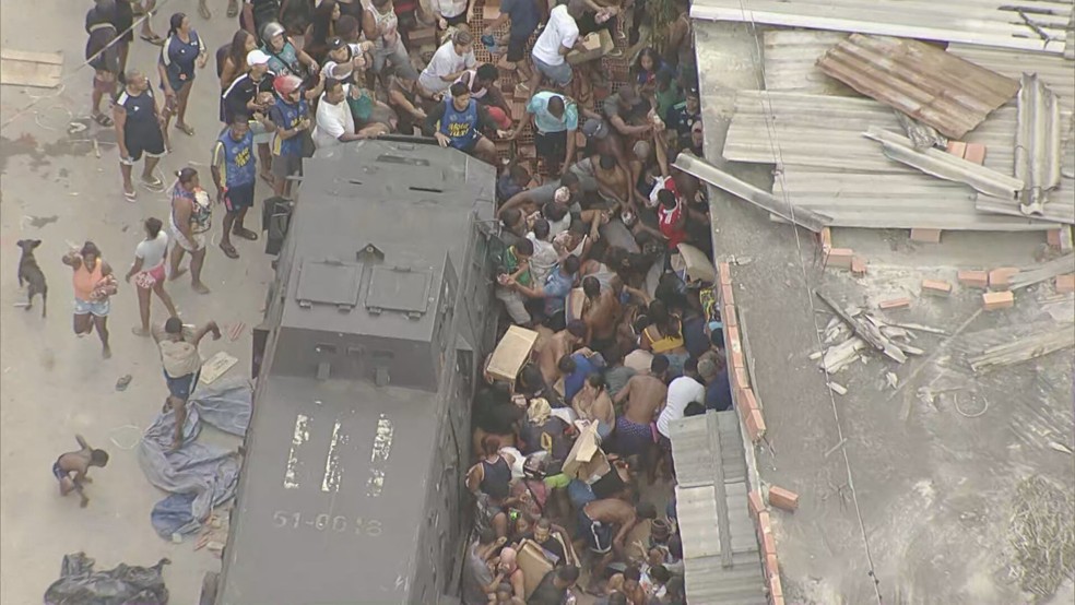 Carga saqueada no Rio