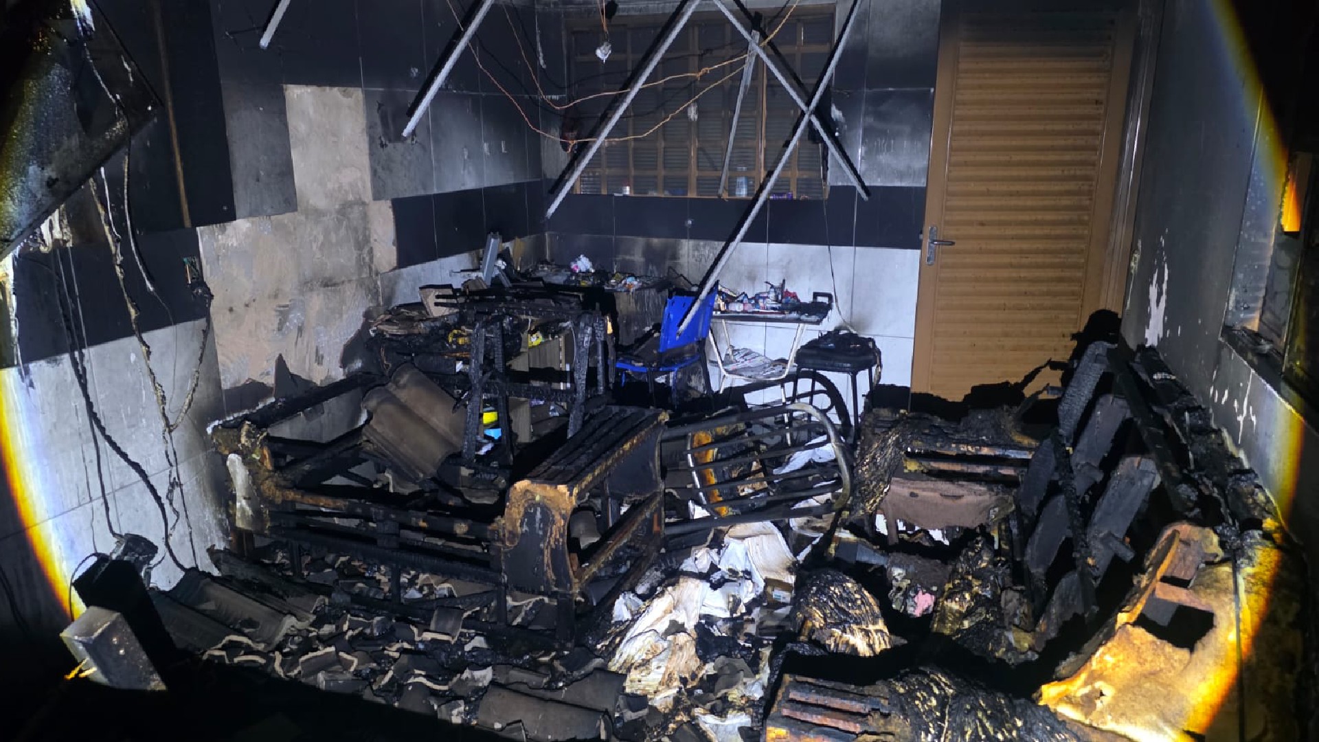 Vizinhos arrombam porta e salvam idosa de incêndio em casa no interior de SP