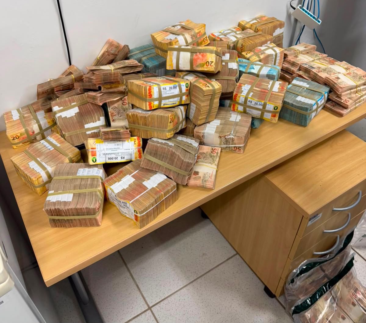 PF apreende R$ 2 milhões em dinheiro vivo com grupo escoltado por seguranças armados em Rondônia